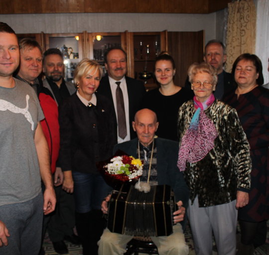 90-metis svečius pasitiko su muzika