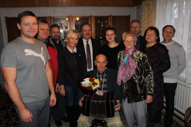 90-metis svečius pasitiko su muzika