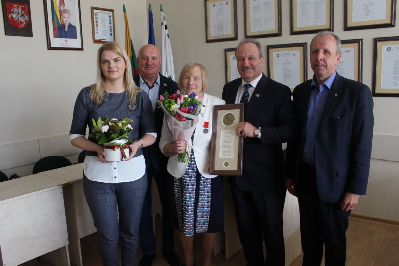 Prezidentės apdovanota daugiavaikė mama pasveikinta ir Savivaldybės vadovų