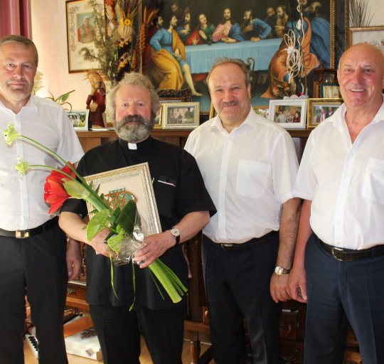 Savivaldybės vadovai pasveikino kleboną Stanislovą Anužį
