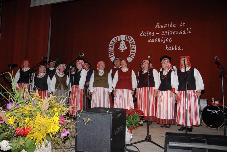 Inkaklių folkloro ansambliui „Dainoriai“ – 25-eri 