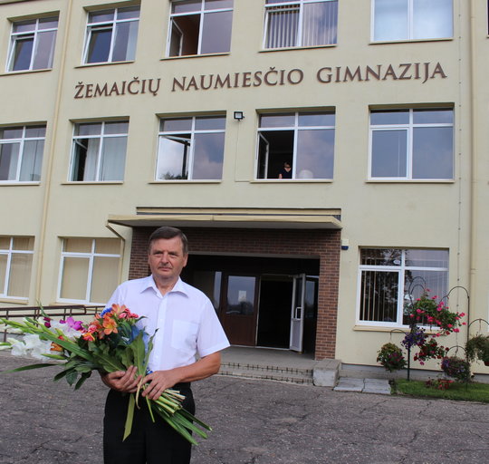Į pensiją išlydėtas Žemaičių Naumiesčio gimnazijos direktorius