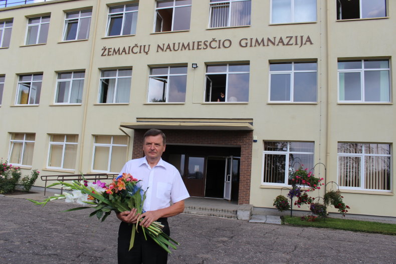 Į pensiją išlydėtas Žemaičių Naumiesčio gimnazijos direktorius