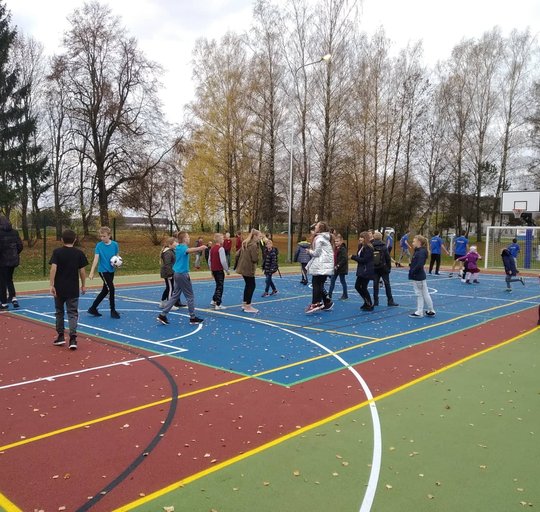 Juknaičiuose atidaryta moderni daugiafunkcė sporto aikštelė