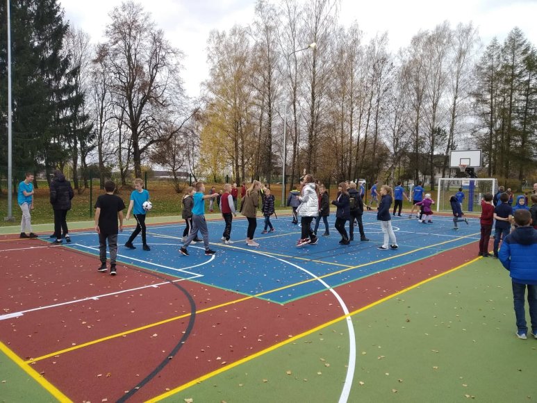 Juknaičiuose atidaryta moderni daugiafunkcė sporto aikštelė