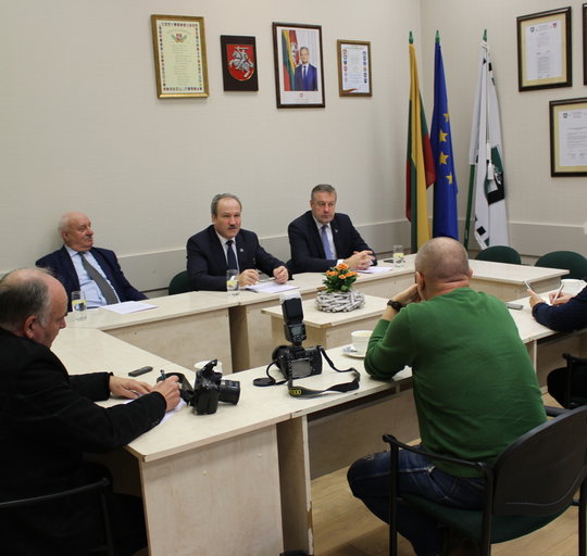 Spaudos konferencijoje apie išskirtinius apdovanojimus bei įgyvendinamus projektus