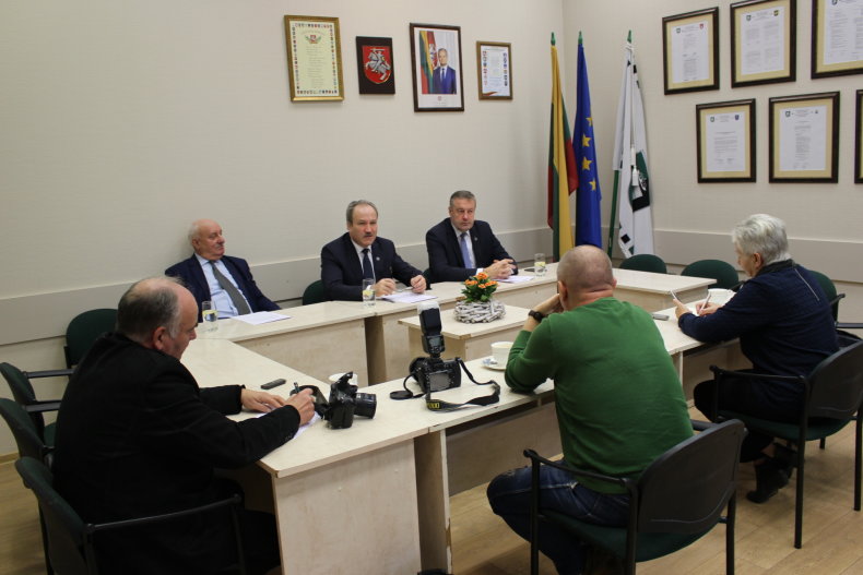 Spaudos konferencijoje apie išskirtinius apdovanojimus bei įgyvendinamus projektus