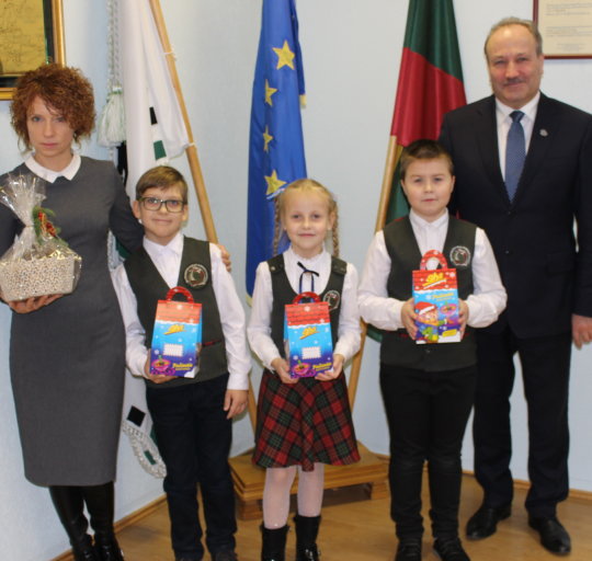 Šilutės M. Jankaus pagrindinės mokyklos pradinukų dovana Savivaldybei