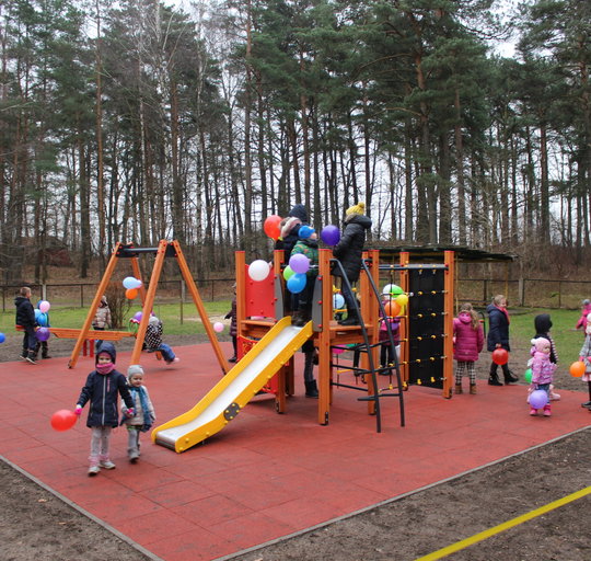 Traksėdžiuose įrengta nauja vaikų žaidimų aikštelė