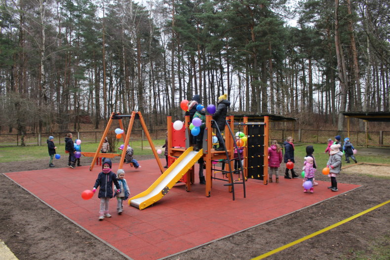Traksėdžiuose įrengta nauja vaikų žaidimų aikštelė