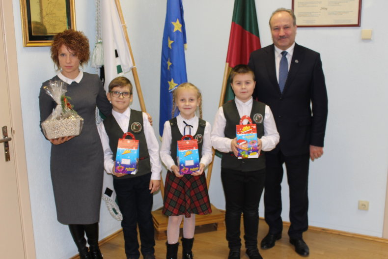 Šilutės M. Jankaus pagrindinės mokyklos pradinukų dovana Savivaldybei