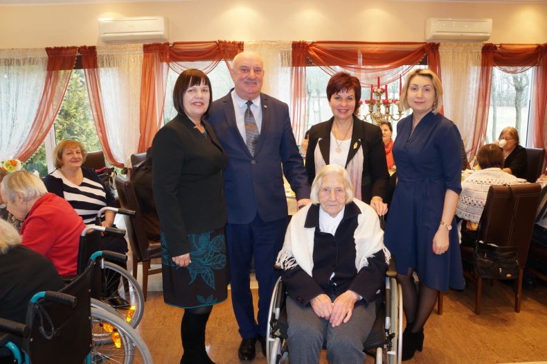 Pasveikinta 102-ąjį gimtadienį minėjusi senjorė