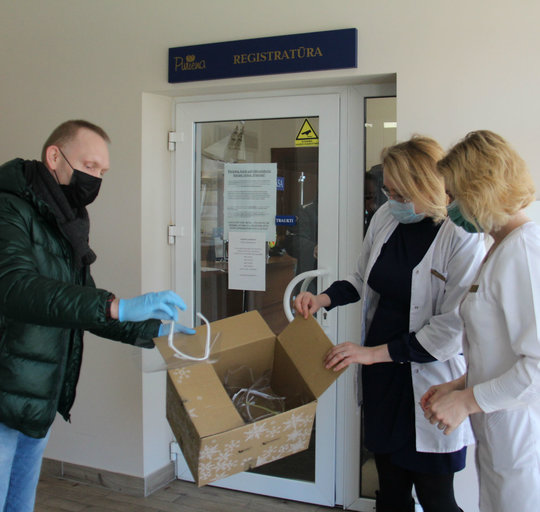 Šilutės bibliotekininkų dovana – apsauginiai veido skydeliai