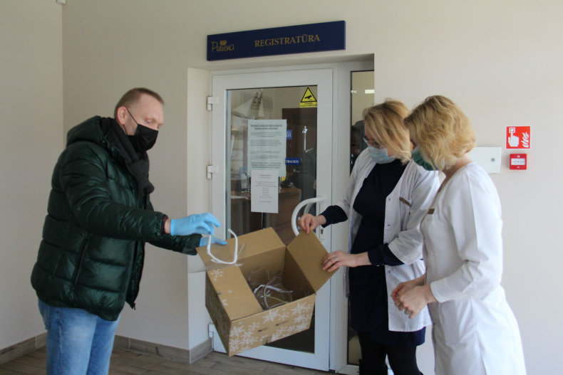 Šilutės bibliotekininkų dovana – apsauginiai veido skydeliai