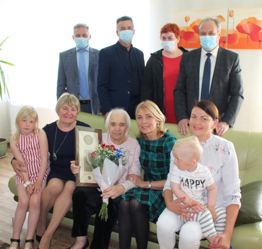 Prezidento apdovanotai daugiavaikei mamai – Savivaldybės vadovų padėka