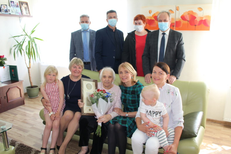Prezidento apdovanotai daugiavaikei mamai – Savivaldybės vadovų padėka
