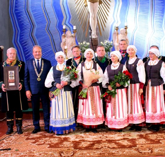 „Sidabrinės nendrės“ premija įteikta Juknaičių vyresniųjų liaudiškų šokių grupei „Juknaičiai“