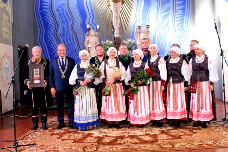 „Sidabrinės nendrės“ premija įteikta Juknaičių vyresniųjų liaudiškų šokių grupei „Juknaičiai“