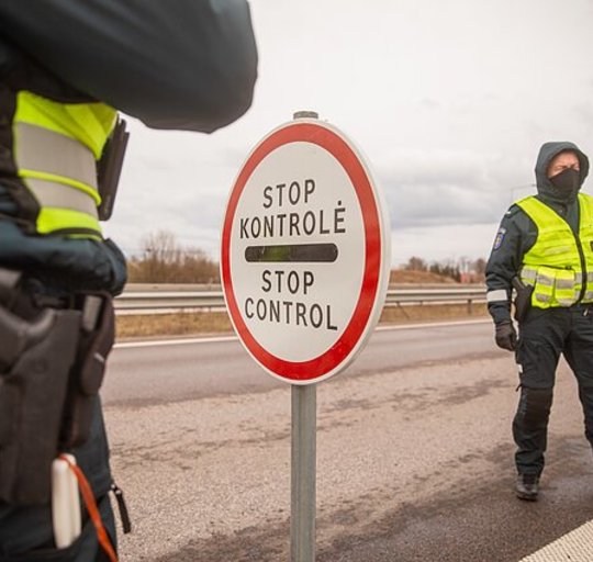 Raginama susilaikyti nuo nebūtinų kelionių. Savaitgalį ir švenčių dienomis - griežtas įvažiavimų...