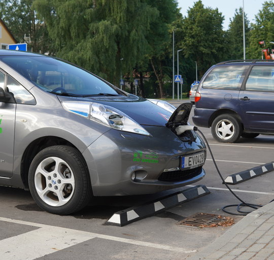 Šilutėje pradėjo veikti pirmoji elektromobilių įkrovimo aikštelė