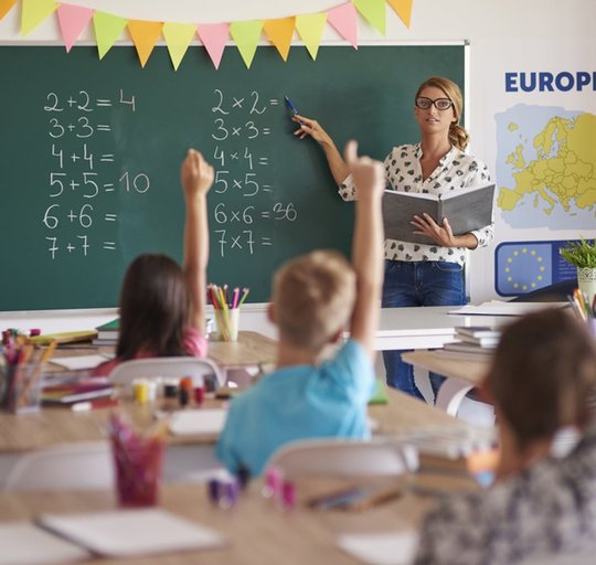 Pagerbkite tikrą Mokytoją – teikite kandidatūras „Metų mokytojo“ premijai gauti