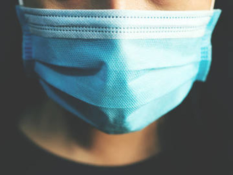 Nuspręsta: kaukių dėvėjimas patalpose tapo privalomu