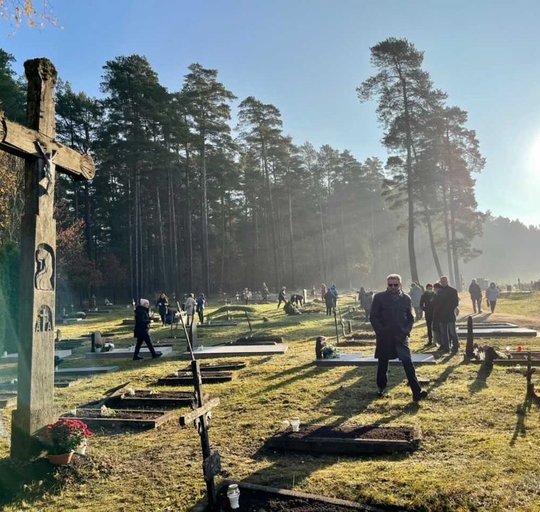 Tradicijos tęsiasi - aplankyti vieniši kapai
