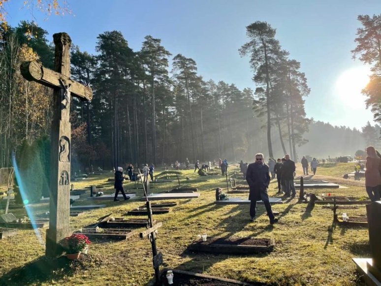 Tradicijos tęsiasi - aplankyti vieniši kapai