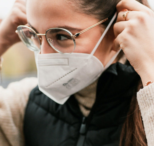 Nuo pirmadienio renginiuose uždarose erdvėse privaloma dėvėti respiratorius
