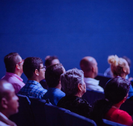 Lieka vis mažiau pandemijos valdymo ribojimų renginiuose ir kino teatruose