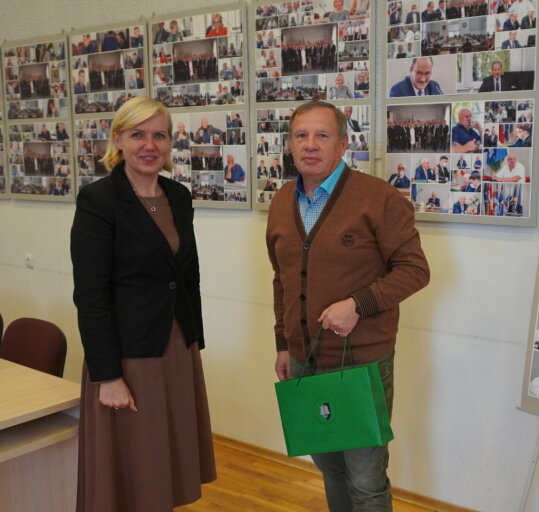 Padėkota Savivaldybėje fotografijų parodą surengusiam fotografui S. Gvildžiui