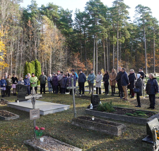Žvakių liepsnos suspindo ant vienišų kapų