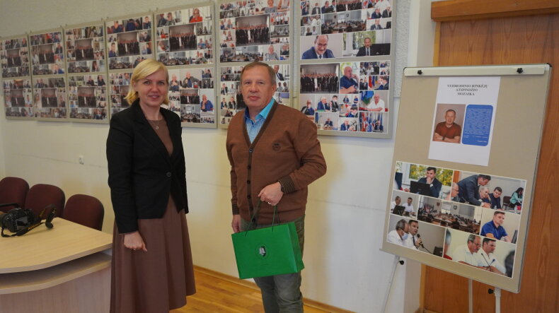 Padėkota Savivaldybėje fotografijų parodą surengusiam fotografui S. Gvildžiui