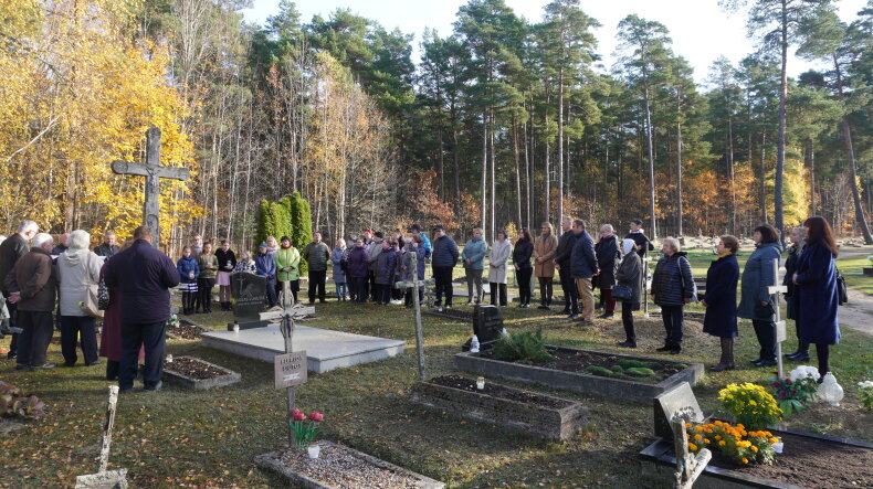 Žvakių liepsnos suspindo ant vienišų kapų