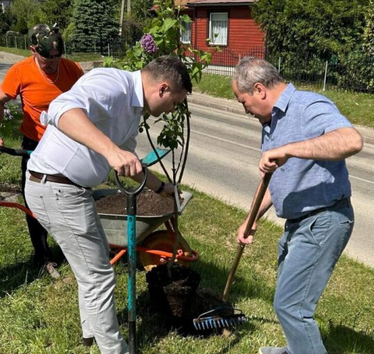 Savivaldybės vadovai prisijungė prie Žemaičių Naumiesčio gražinimo akcijos