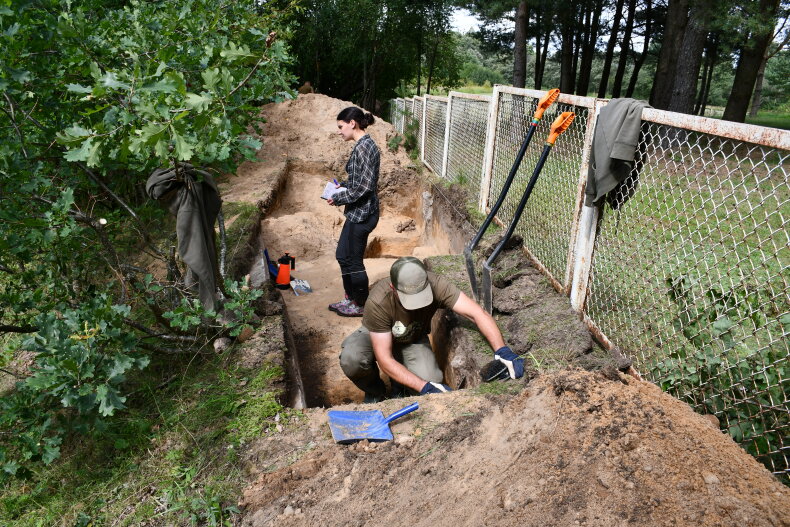 Prie Macikų lagerio kapinių atlikti žvalgomieji archeologiniai kasinėjimai