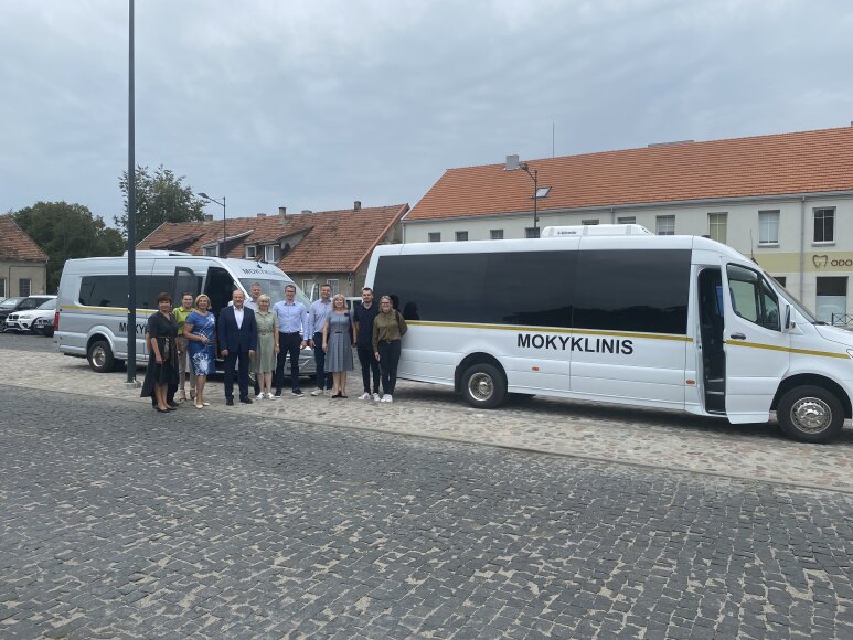 Švėkšnos ir Vainuto gimnazijoms - nauji mokykliniai autobusai