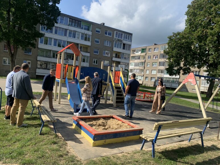 Kontrolės komitetas apžiūrėjo Šilutės miesto vaikų žaidimo aikšteles