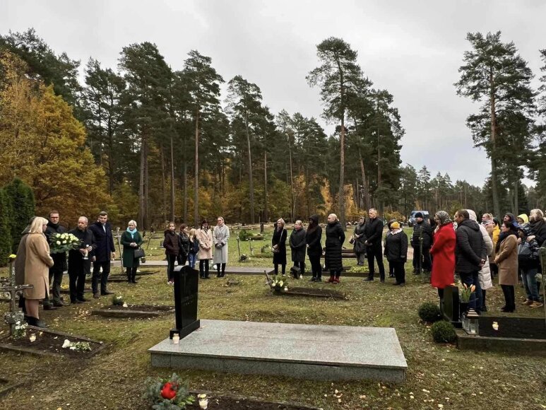 Visų Šventųjų išvakarėse aplankytos Šilutės ir Macikų kapinės, pagerbtas H. Šojaus atminimas