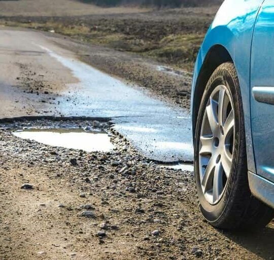 Dėl eismo įvykių, kai transporto priemonė įvažiuoja į kelio duobę
