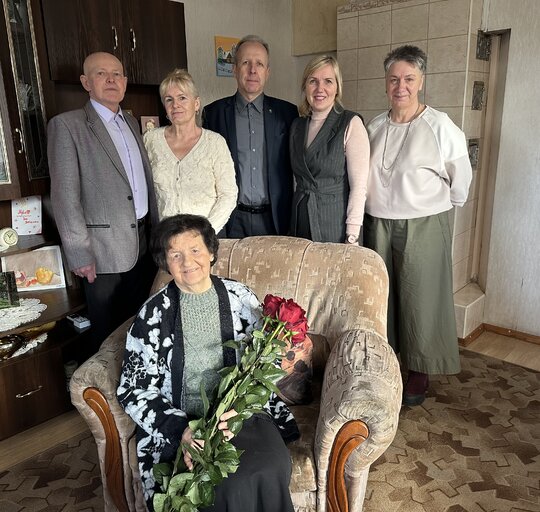 90-ojo jubiliejaus proga pasveikina Elena Būdvytienė
