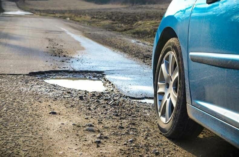 Dėl eismo įvykių, kai transporto priemonė įvažiuoja į kelio duobę