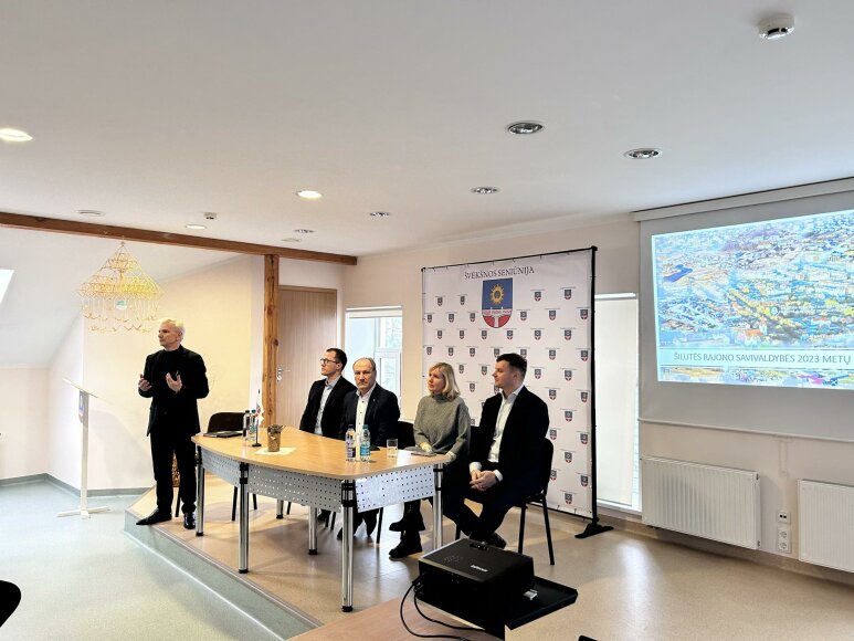 Savivaldybės vadovai Švėkšnos seniūnijos gyventojams pristatė 2023 m. veiklos ataskaitą