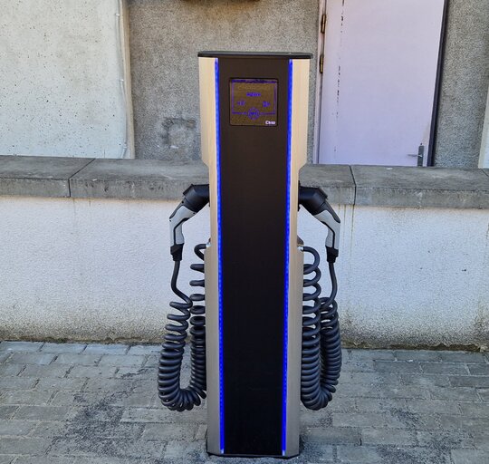 Šilutėje įrengta elektromobilių įkrovimo stotelė