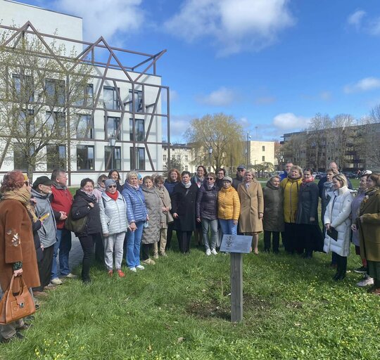 Šilutėje pasodintas ąžuoliukas, skirtas 100-metį mininčiai Lietuvos dainų šventei