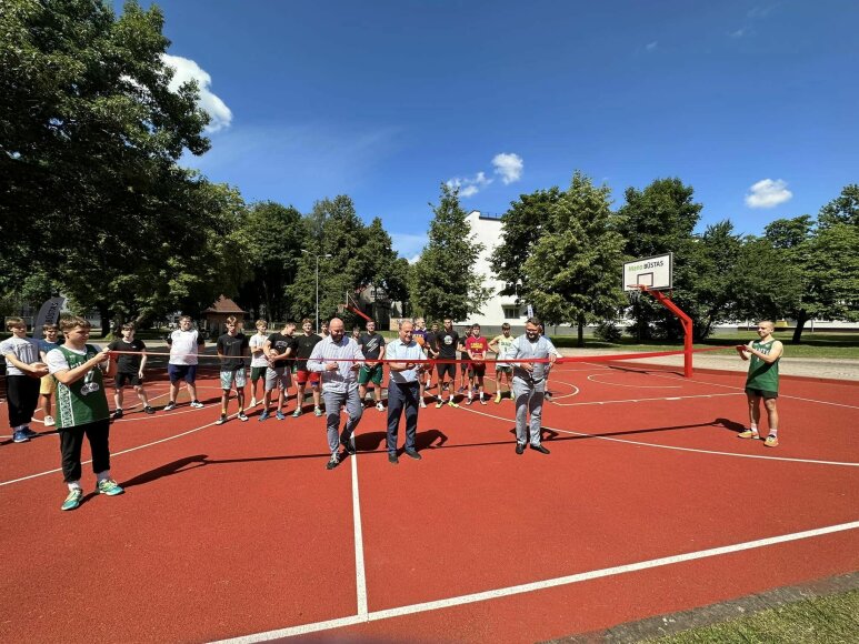 Įvyko atnaujintos krepšinio aikštelės atidarymo ceremonija