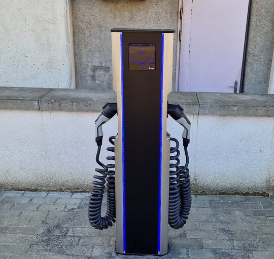 Šilutėje įrengta elektromobilių įkrovimo stotelė