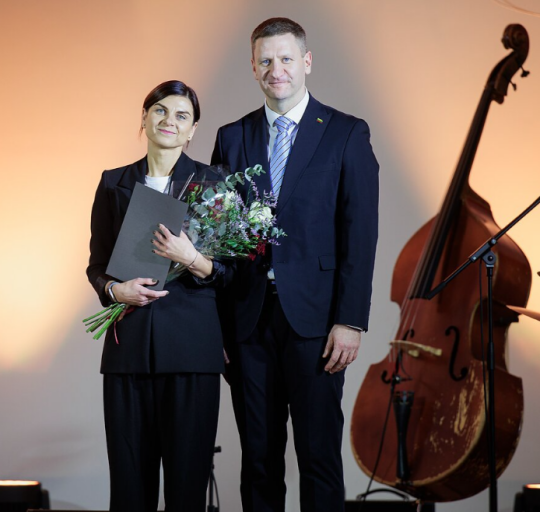 Tarp Kultūros ministerijos įteiktų premijų laureatų ir Šilutės kultūros centro edukatorė