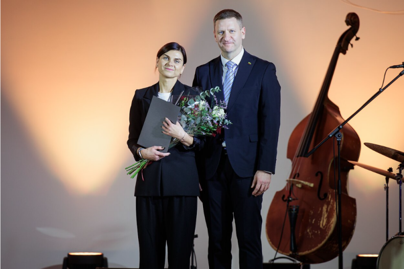 Tarp Kultūros ministerijos įteiktų premijų laureatų ir Šilutės kultūros centro edukatorė