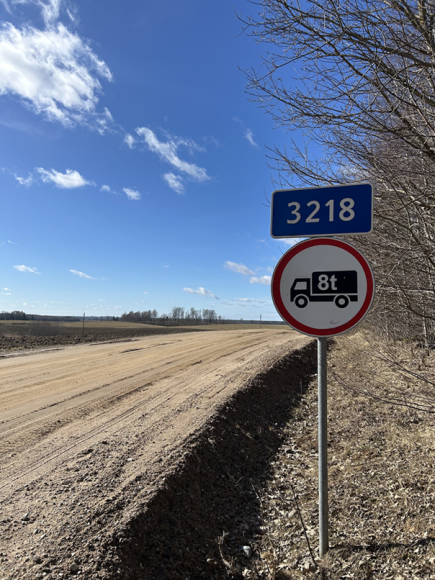 Įvedami laikini krovininio transporto eismo ribojimai žvyrkeliuose 